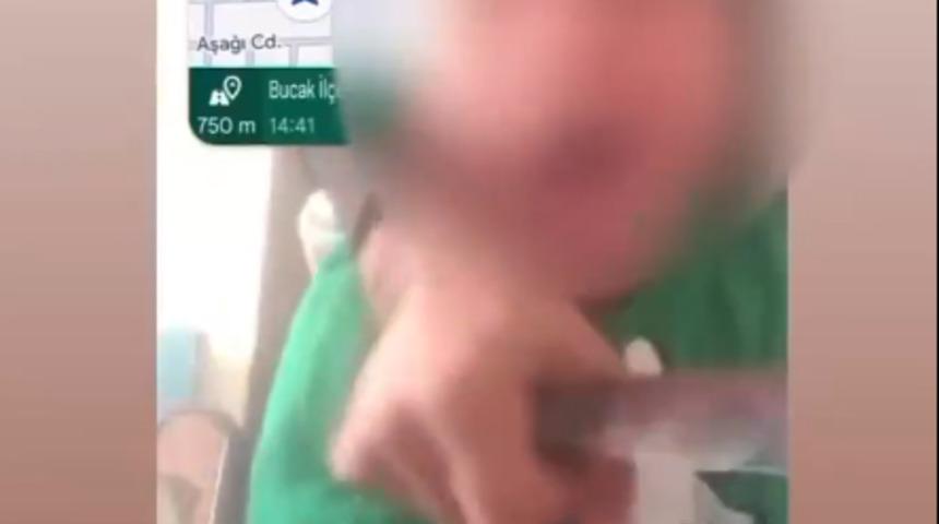 Baba dehşeti! Küçük çocuğunun boğazına bıçak dayayıp eşine izletti! Tepki çeken görüntülerin ardından yakalandı