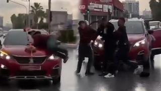 Para için düğün arabasının üzerine atladı: Damattan dayak yedi