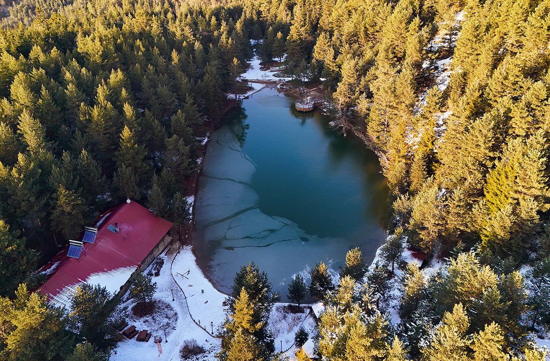 Her a&ccedil;ıdan ayrı eşsiz... Danimarka'ya gidemeyen buraya gidiyor! Karın ve ormanın buluştuğu inanılmaz bir manzara
