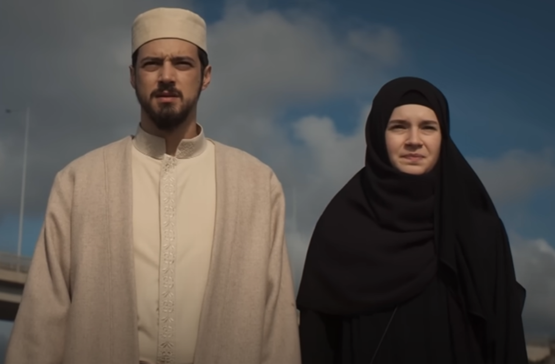 C&uuml;neyt geri d&ouml;nd&uuml;, Zeynep'le nikah kıydı! Kızıl Goncalar son b&ouml;l&uuml;m&uuml;yle sosyal medyaya damga vurdu! O sahne tepki &ccedil;ekti '&Ccedil;ok leşlik g&ouml;rd&uuml;m ama...'