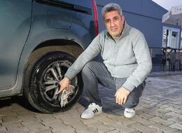 Bayiden gidip sıfır araç aldı, lastiği patlayınca gerçekler gün yüzüne çıktı! "İkiside başka bir markaydı"