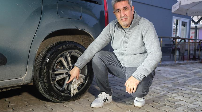 Bayiden gidip sıfır araç aldı, lastiği patlayınca gerçekler gün yüzüne çıktı! "İkiside başka bir markaydı"