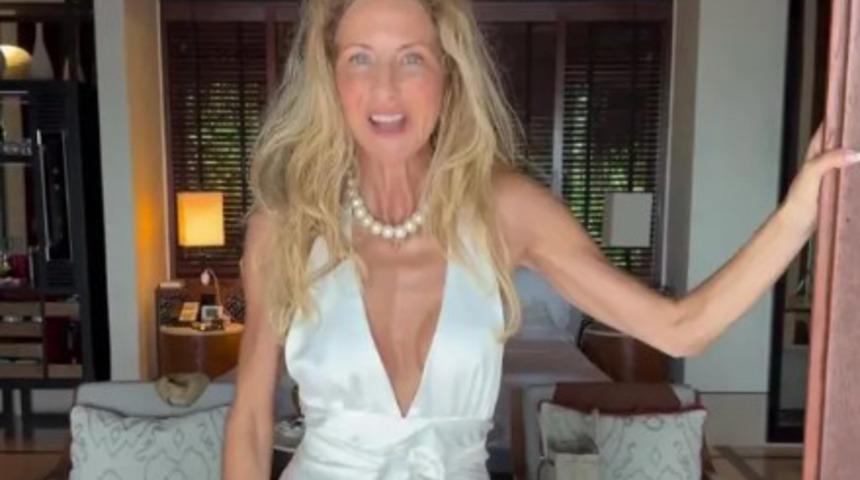 Yaşına kimseyi inandıramıyor! 55 yaşındaki sosyal medya fenomeni Sue Giers, giyim tarzıyla yine gündem yarattı: "Şeffaf bodyler giyiyorum"