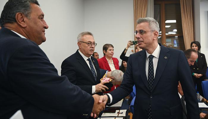 Masalarına bebek kıyafetleri koyup Bakan Memişoğlu'nu protesto ettiler! Bakan gülümseyince ortam gerildi, salonu terk ettiler