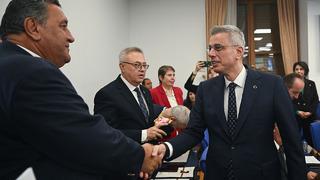 Masalarına bebek kıyafetleri koyup Bakan Memişoğlu'nu protesto ettiler! Bakan gülümseyince ortam gerildi, salonu terk ettiler