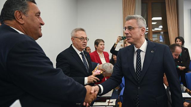 Masalarına bebek kıyafetleri koyup Bakan Memişoğlu'nu protesto ettiler! Bakan gülümseyince ortam gerildi, salonu terk ettiler