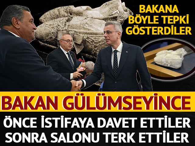 Masalarına bebek kıyafetleri koyup Bakan Memişoğlu'nu protesto ettiler! Bakan gülümseyince ortam gerildi, salonu terk ettiler