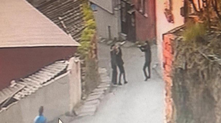 Kız arkadaşının boğazına bıçak dayayan adamı "Bırak yoksa vururum" şeklinde tehdit etti... Dediğini de yaptı!