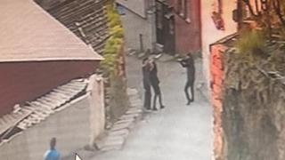 Kız arkadaşının boğazına bıçak dayayan adamı Bırak yoksa vururum şeklinde tehdit etti... Dediğini de yaptı!