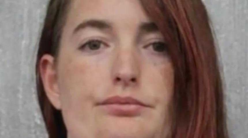 30 yaşındaki öğretmenin reşit olmayan öğrencisiyle okul bahçesinde öpüşürken yakalandı! Müdüre skandal sözler: "Kocama söylemeyin" 