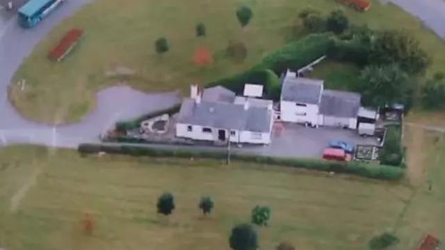 Kavşağın ortasında yaşıyorlar! Virajı alamayan onların evlerine giriyor: Aile evini satmayı reddediyor... Yol bizim etrafımıza inşa edildi