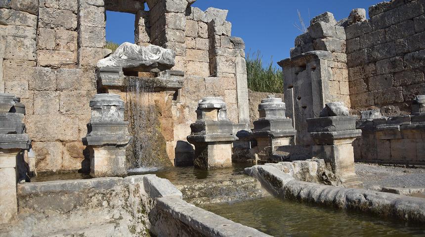 Kestros çeşmesi, 1.800 yıl aradan sonra yeniden su akıtarak Perge Antik Kenti'ne yeniden can verdi!