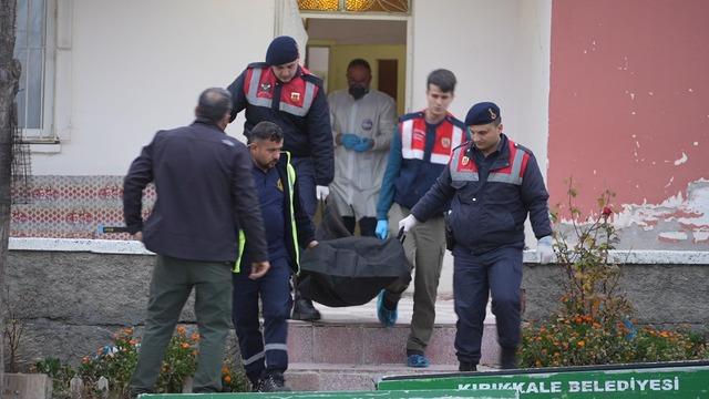 Eniştesini boğazından bıçaklayarak öldürdü, annesini ise ağır yaraladı