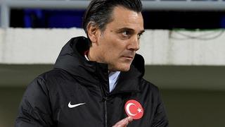 Karadağ yenilgisi sonrası gelen soru Vincenzo Montella'yı adeta küplere bindirdi! Zemini eleştirdi, hatasını kabul etti