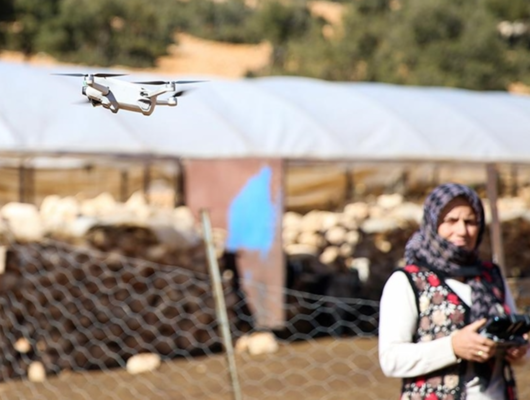 Kadın çoban sürüsünün takibini dronla yapıyor