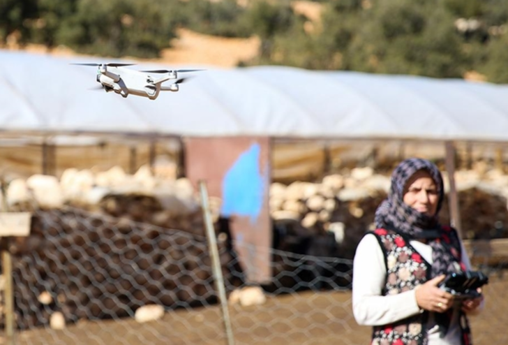 Kadın çoban teknolojiye ayak uydurdu! Sürüsünün takibini dronla yapıyor