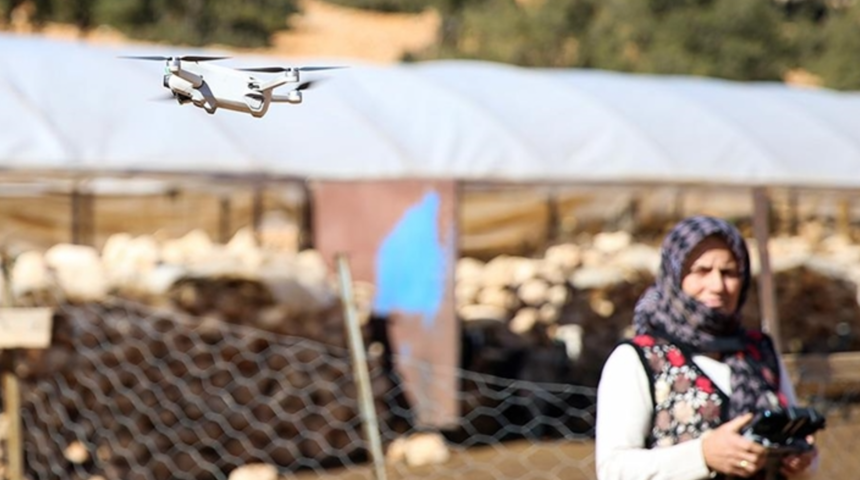 Kadın &ccedil;oban teknolojiye ayak uydurdu! S&uuml;r&uuml;s&uuml;n&uuml;n takibini dronla yapıyor