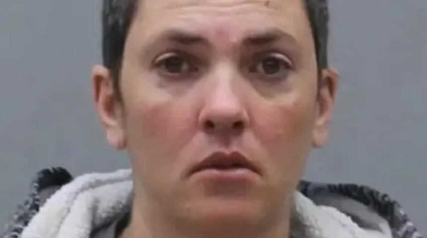 Cani anne 4 çocuğunu küflü yiyecekler ve yerlerde insan dışkısıyla kaplı evde yalnız bıraktı! Polisler olay yerine gelince şoke oldu: "Bir saniyeden fazla durmak bile zordu"