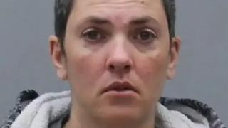 Cani anne 4 çocuğunu küflü yiyecekler ve yerlerde insan dışkısıyla kaplı evde yalnız bıraktı! Polisler olay yerine gelince şoke oldu: Bir saniyeden fazla durmak bile zordu