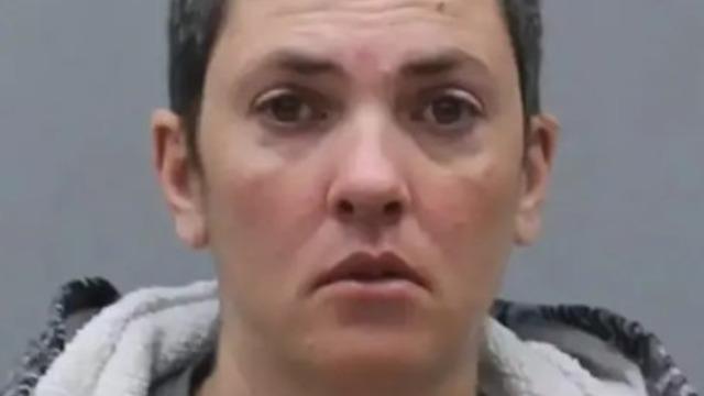 Cani anne 4 çocuğunu küflü yiyecekler ve yerlerde insan dışkısıyla kaplı evde yalnız bıraktı! Polisler olay yerine gelince şoke oldu: Bir saniyeden fazla durmak bile zordu