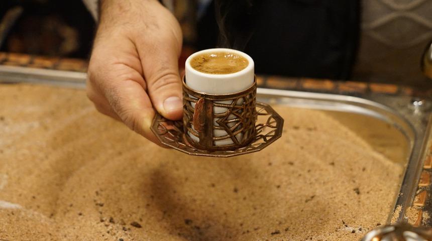 Yerin 150 metre altından çıkartılıyor: Bu Türk kahvesi kumda değil tuzda pişiyor! Müşterilerden yoğun ilgi var