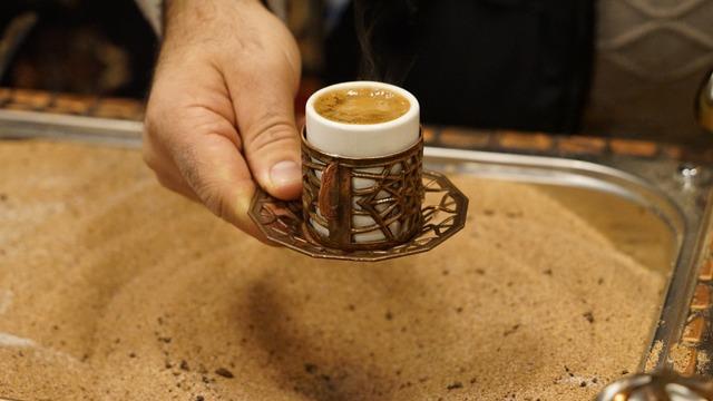 Yerin 150 metre altından çıkartılıyor: Bu Türk kahvesi kumda değil tuzda pişiyor! Müşterilerden yoğun ilgi var