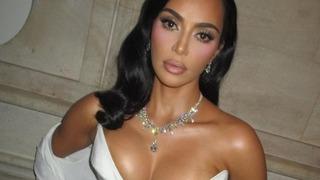 Kim Kardashian, Elon Musk'ın Tesla robotunun kucağına oturdu! Rahatsız edici