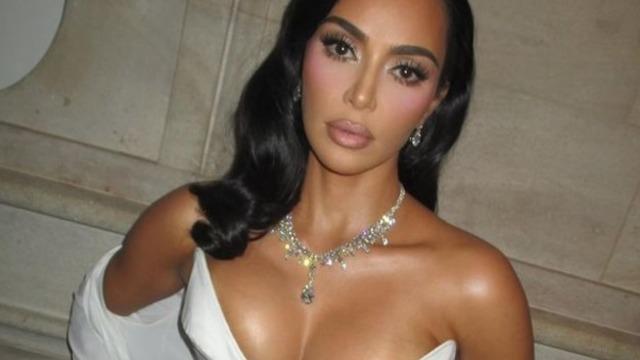 Kim Kardashian, Elon Musk'ın Tesla robotunun kucağına oturdu! Rahatsız edici