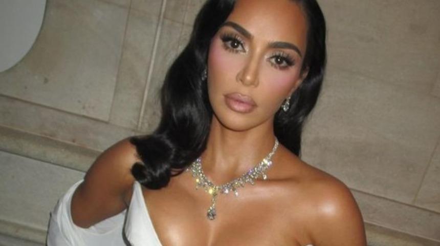 Kim Kardashian, Elon Musk'ın Tesla robotunun kucağına oturdu! "Rahatsız edici"