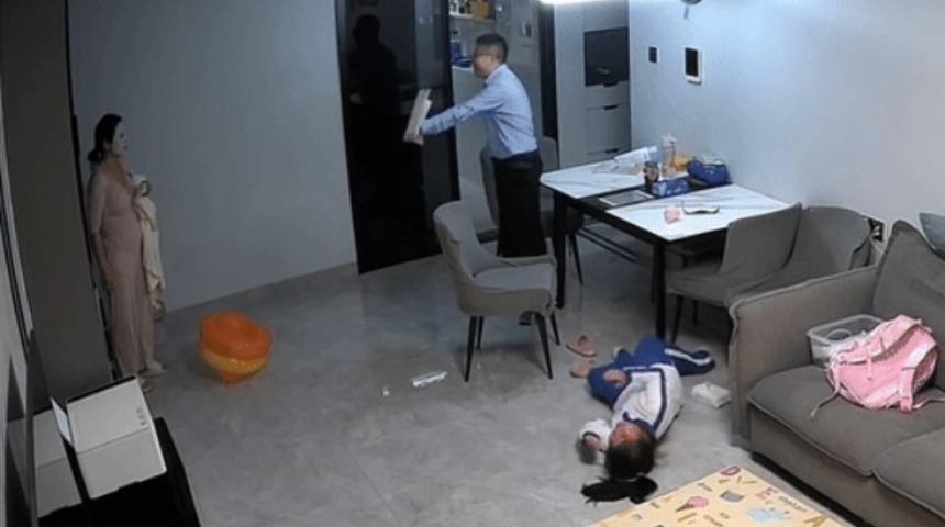 Ödevini bitiren küçük kız salonun ortasında kendisini yere atıp çığlık çığlığa ağlamaya başladı! Yaptığı hatayı fark edince kendisine engel olamadı