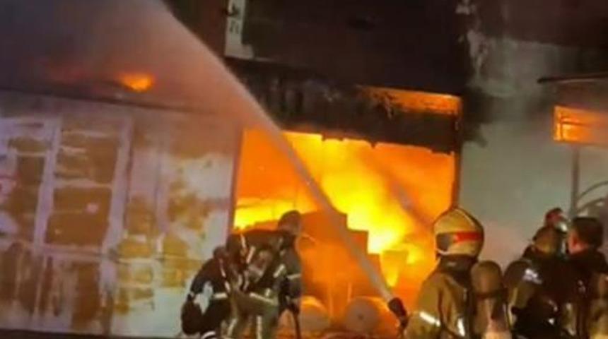 Fırtına alevleri büyüttü! Bursa'da mobilya fabrikasında yangın