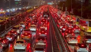 İstanbul&rsquo;da trafik yoğunluğu: Y&uuml;zde 90&rsquo;a ulaştı