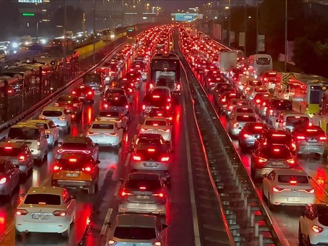 İstanbul&rsquo;da trafik yoğunluğu: Y&uuml;zde 90&rsquo;a ulaştı