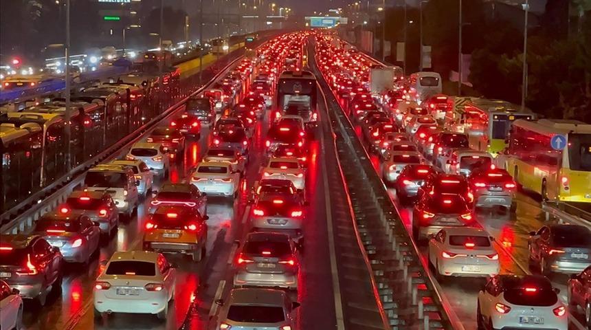 İstanbul&rsquo;da trafik y&uuml;zde 90&rsquo;a ulaştı, ağır vasıtalar dikkat &ccedil;ekti