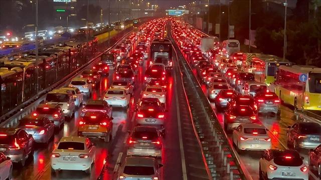 İstanbul’da trafik yüzde 90’a ulaştı, ağır vasıtalar dikkat çekti