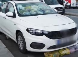 'Bu halde 200 bin TL'ye alırım' Şehirler arası yol yapmadı, Kağıthane'den bile çıkmadı ama ÇÖP araba! Tıka basa çöp dolu