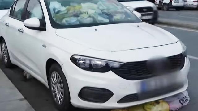 'Bu halde 200 bin TL'ye alırım' Şehirler arası yol yapmadı, Kağıthane'den bile çıkmadı ama ÇÖP araba! Tıka basa çöp dolu