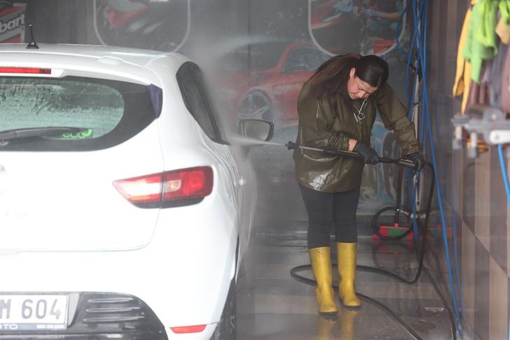 Eline bezi alıp araba yıkamaya başladı! Konya'nın ilk 'oto yıkamacı abla'sı oldu