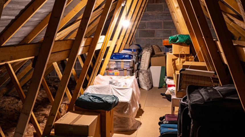 Çatı katında saklanan 24 bin sterlin (1 milyon 47 bin TL) buldu! Deste deste parayı ne yapacağını bilemeyince polise haber verdi