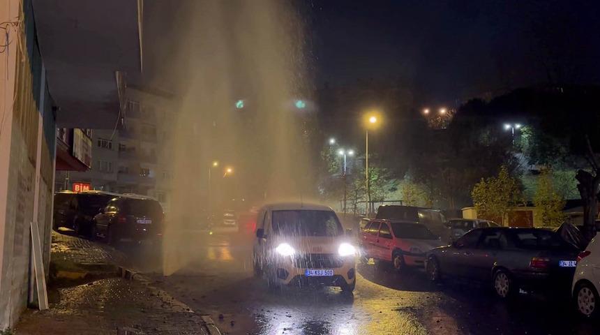 Eyüpsultan’da patlayan su borusu sokağı suya gömdü! Sürücüler krizi böyle fırsata çevirdi...