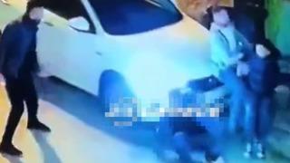 Şaka yapmak isterken durakta bekleyen arkadaşlarını ezdi! O anlar güvenlik kamerasına yansıdı: Böyle şaka mı olur?