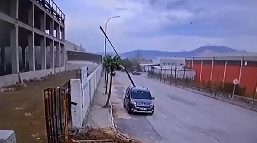 Fırtınalı hava şartları Bursa'da y&uuml;rekleri ağza getirdi! Reklam tabelaları devrildi, inşaattan demir par&ccedil;alar u&ccedil;tu...