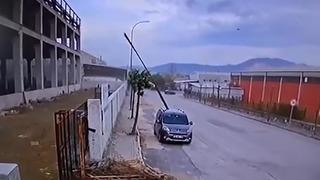 Fırtınalı hava şartları Bursa'da yürekleri ağza getirdi! Reklam tabelaları devrildi, inşaattan demir parçalar uçtu...
