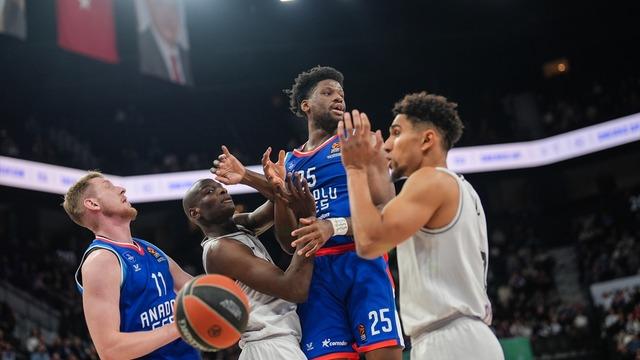 Anadolu Efes, sahasında Paris Basket'e boyun eğdi! Euroleague'deki 5. yenilgisini aldı.