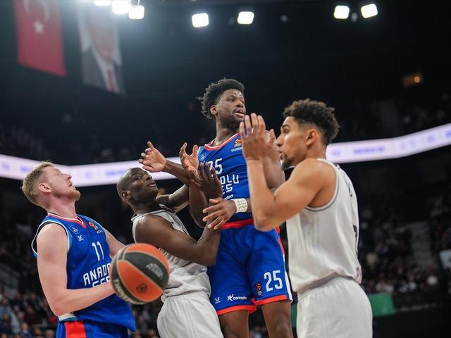 Anadolu Efes, sahasında Paris Basket'e boyun eğdi! Euroleague'deki 5. yenilgisini aldı.