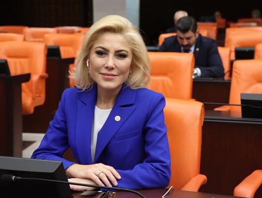 Yine Şebnem Bursalı yine ilginçlik: “Millete hizmette durmak yok” dedi, milletin yorum yapmasını engelledi