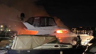 18 metrelik lüks yat denizde cayır cayır yandı! İtfaiye ekipleri tam bir saat boyunca yangını söndürmeye çalıştı