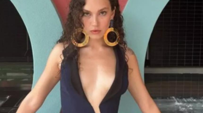 Galaya siyahlar içerisinde geldi! Melisa Şenolsun iddialı seçimiyle olay oldu! Elbisenin yanlarında dikiş dâhi yoktu...