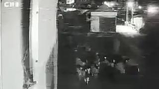 1 dakikada dev soygun... 15 yıllık emeği olan 90 koyun iki maskeli şahıs tarafından arkalarına alarak çalındı!