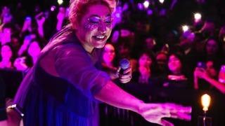 Uyuşturucu operasyonunda gözaltına alınmıştı! Baştan aşağı tüyden kostümüyle sahneye çıktı! Kalben'in ilginç tarzı sosyal medyanın diline düştü 